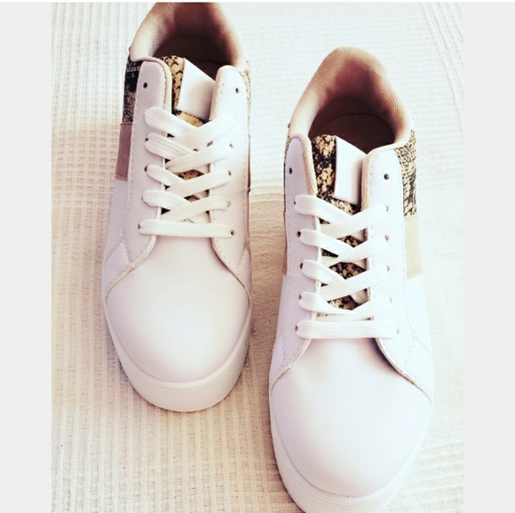 🆕️Winter collection// snake print sneaker - Picture 2 of 3